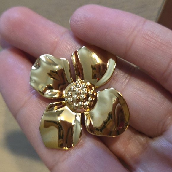 Nwt Heaven Mayhem Similar Non Tarnish Flower Earrings - Picture 5 of 5